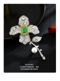 Heavy industry imitation emerald four leaf flower stereoscopic brooch thick gilded zircon temperament female brooch pearl brooch
