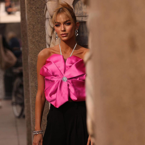 Temperament hanging neck large flower tie top open back design casual vest