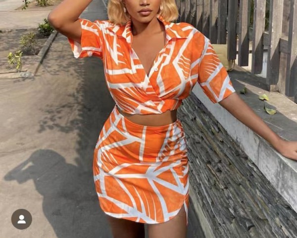 Printed short-sleeved polo neck top, buttock wrap skirt, casual two-piece suit