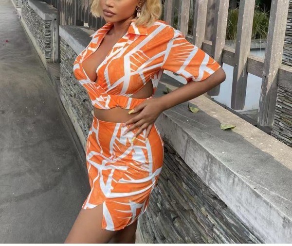 Printed short-sleeved polo neck top, buttock wrap skirt, casual two-piece suit