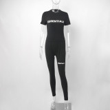 Tight letter-printed t-shirt shows the figure tight yoga pants