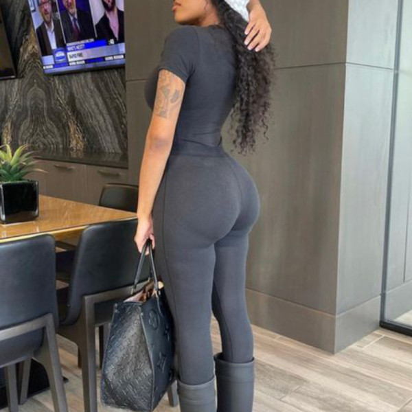 Tight letter-printed t-shirt shows the figure tight yoga pants