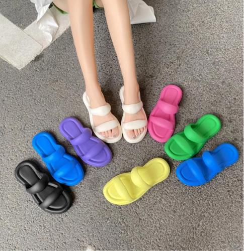 Tread on shit feeling slippers, wear a pair of flat soft bottom trend EVA sandals outside the bread