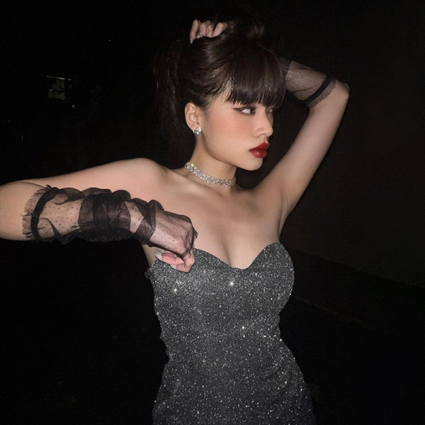 Fashion sexy V-neck bra with open back pleated dress