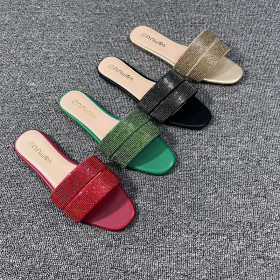 Women's slippers with flat soles