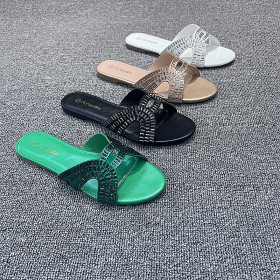 Women's slippers with flat soles