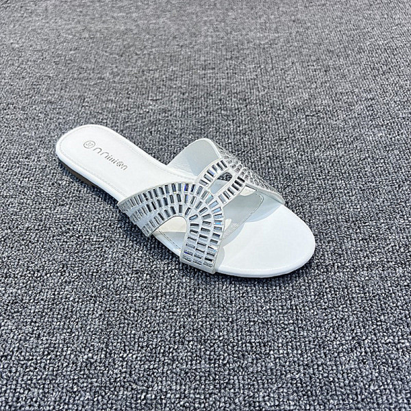 Women's slippers with flat soles