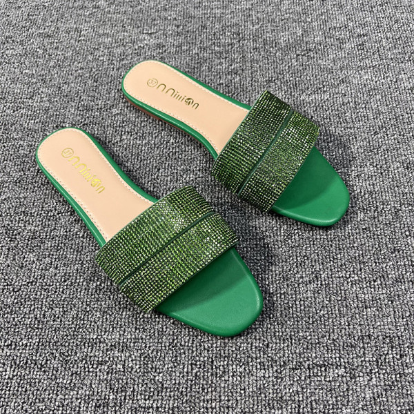 Women's slippers with flat soles