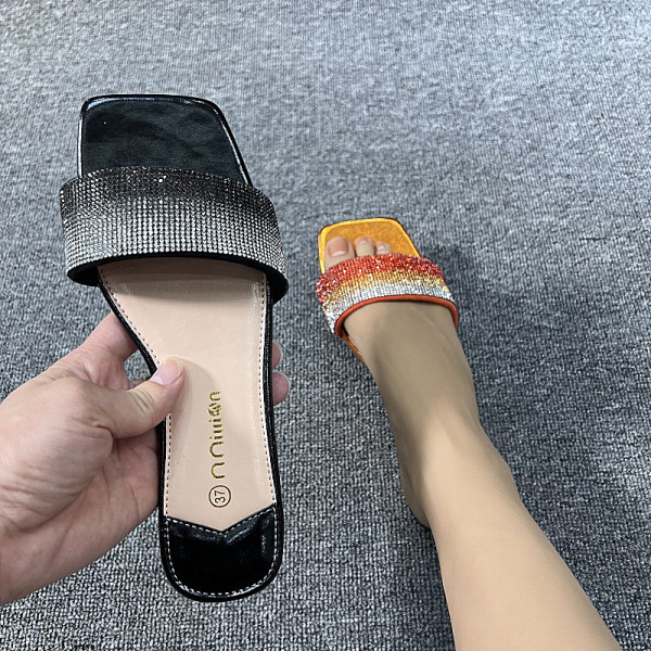 Flat slippers for women wearing slippers outside