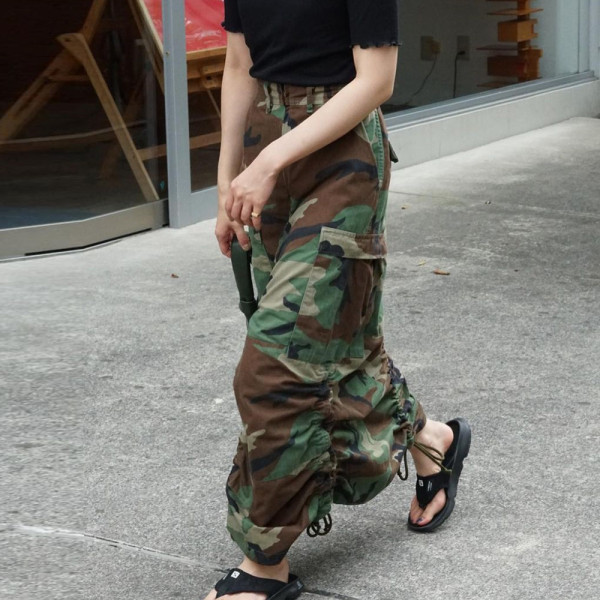 Fashionable and personalized camouflage wash pocket with drawstring zipper skirt