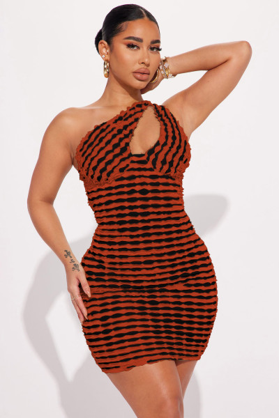 Sexy and fashionable sloping shoulder hollowed out dress