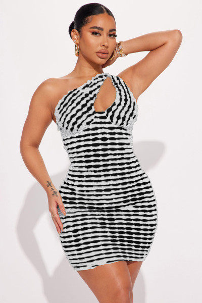 Sexy and fashionable sloping shoulder hollowed out dress