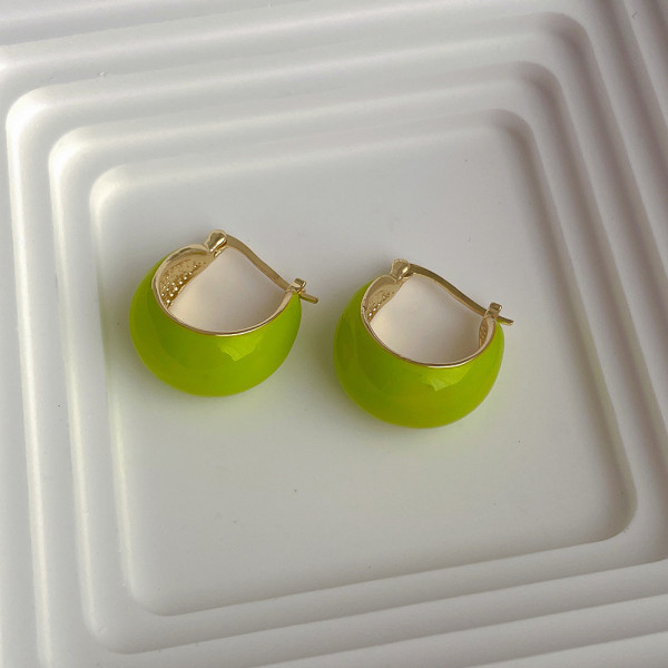 Minimalist design with circular metal drip earrings