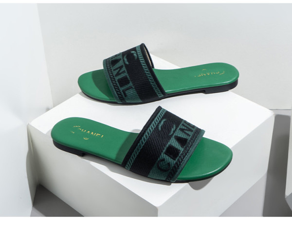 Embroidered slippers with internet red letters, wearing beach sandals on the outside for women's shoes
