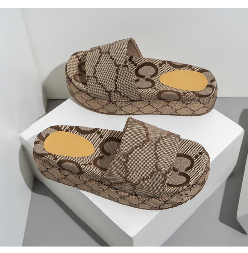Elevated slippers for women wearing fabric on the outside, with thick soles for women's shoes