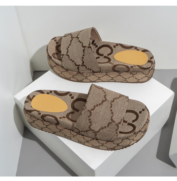 Elevated slippers for women wearing fabric on the outside, with thick soles for women's shoes