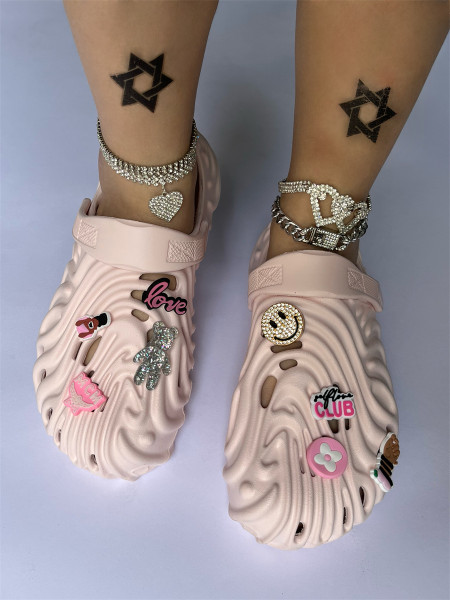 Smiling face oversized women wearing slippers flat bottomed beach sandals