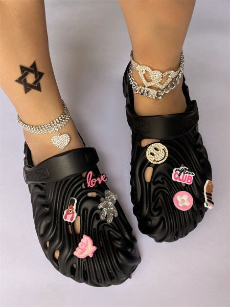 Smiling face oversized women wearing slippers flat bottomed beach sandals