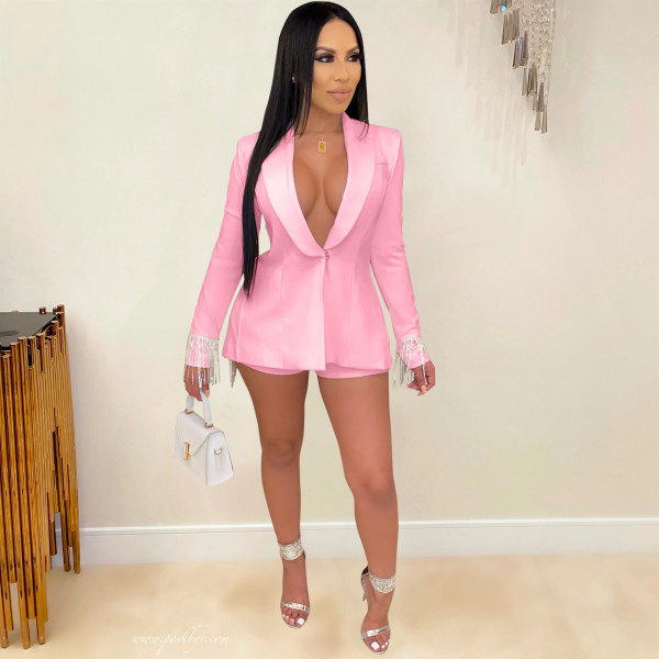 Deep V-shaped split tassel casual shorts set at the back