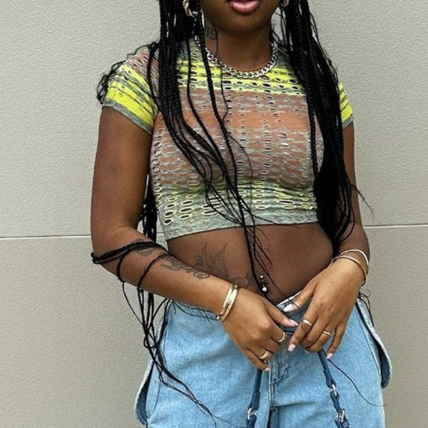 Fashionable and personalized hole burning floral slim fitting short sleeved T-shirt