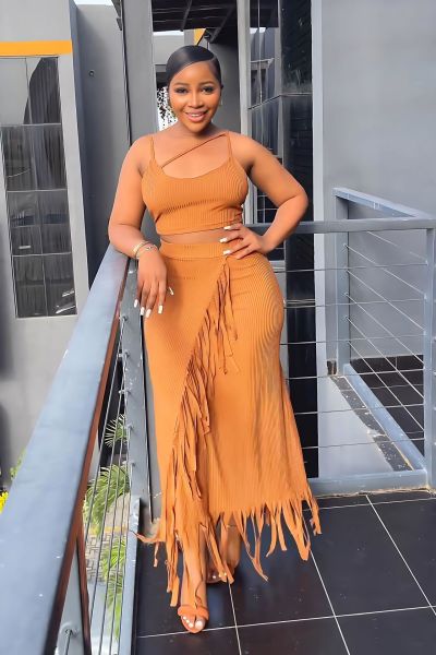 Sleeveless navel exposed short vest with small pit stripe high waisted tassel long skirt two-piece set