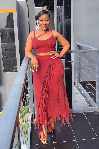 Sleeveless navel exposed short vest with small pit stripe high waisted tassel long skirt two-piece set