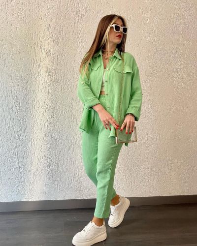 Loose fitting long sleeved shirt cropped pants casual sports set
