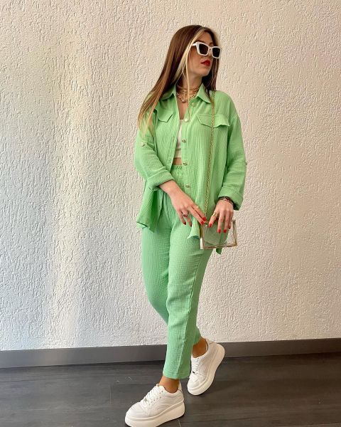 Loose fitting long sleeved shirt cropped pants casual sports set