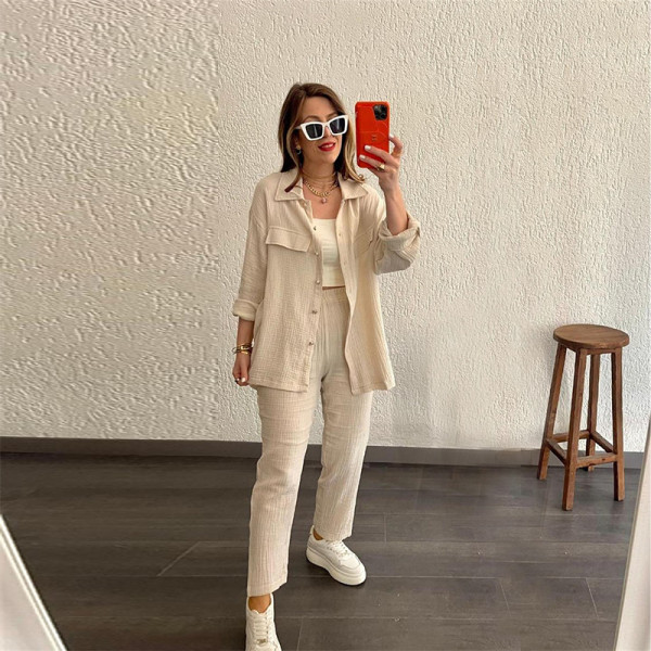 Loose fitting long sleeved shirt cropped pants casual sports set