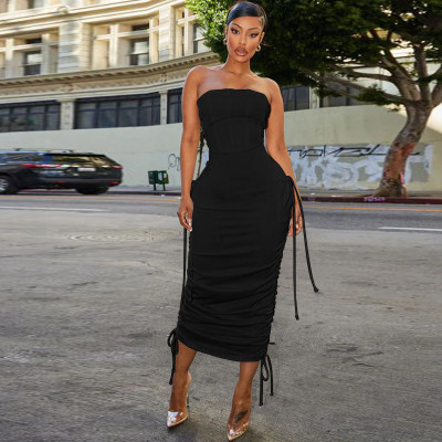 Bust cut off collar pocket design with a waistband for a slimming pleated dress