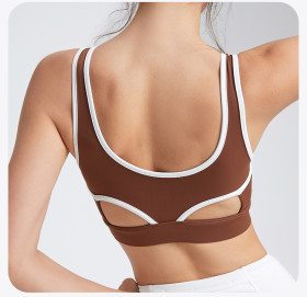 Wear shockproof yoga suit inside the back, Camisole, and wear running fitness bra outside