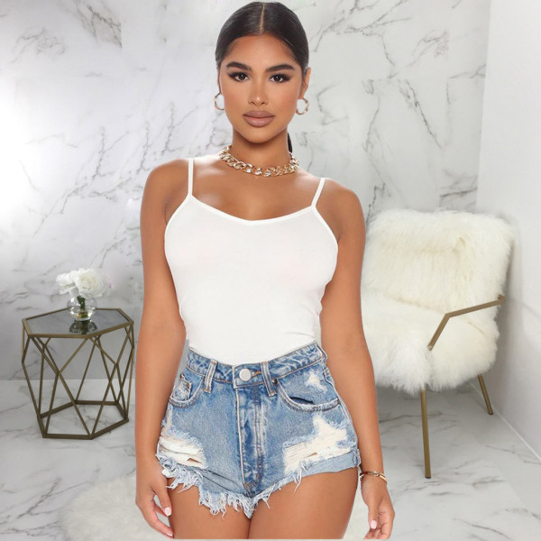 Fashionable and versatile slim fitting, washed and torn denim bulletless shorts