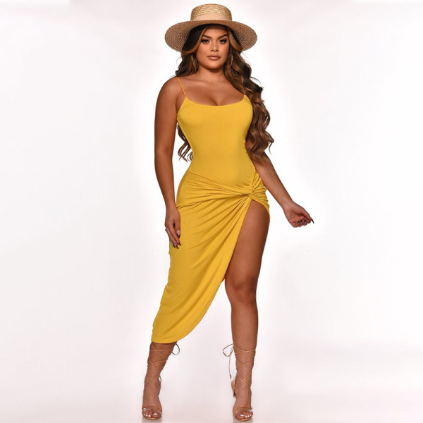 Dress pleats are selling well in solid color, with a slit in the nightclub dress