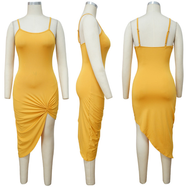 Dress pleats are selling well in solid color, with a slit in the nightclub dress