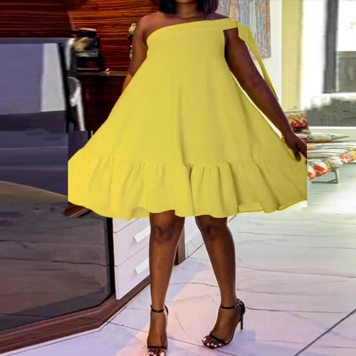 Sexy, fashionable, minimalist diagonal shoulder straps, solid color oversized loose fitting dress