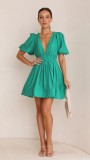Deep V-shaped waistband and slim pleated bubble sleeved dress