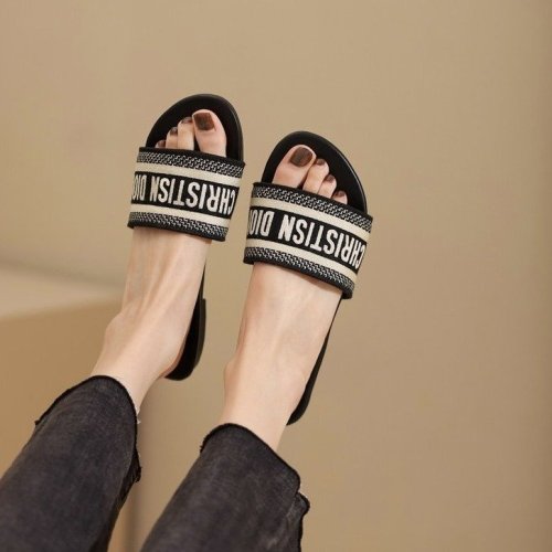 Flat shoes are fashionable and versatile, with sandals for external wear