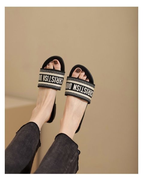 Flat shoes are fashionable and versatile, with sandals for external wear