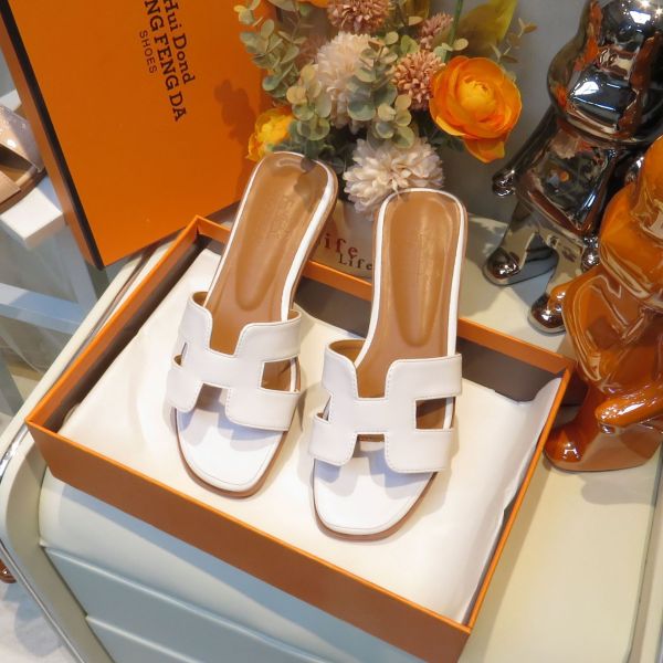 Non slip flat bottomed beach shoes
