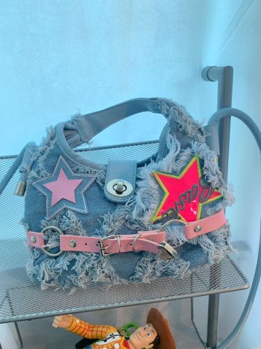 Five-pointed star patch design raw edge denim crossbody bag