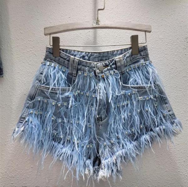 Diamond embedded ostrich hair shows thin fringes, fashionable and versatile denim shorts