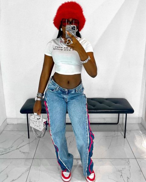Fashionable zippered pants on both sides