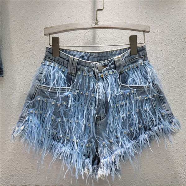 Diamond embedded ostrich hair shows thin fringes, fashionable and versatile denim shorts