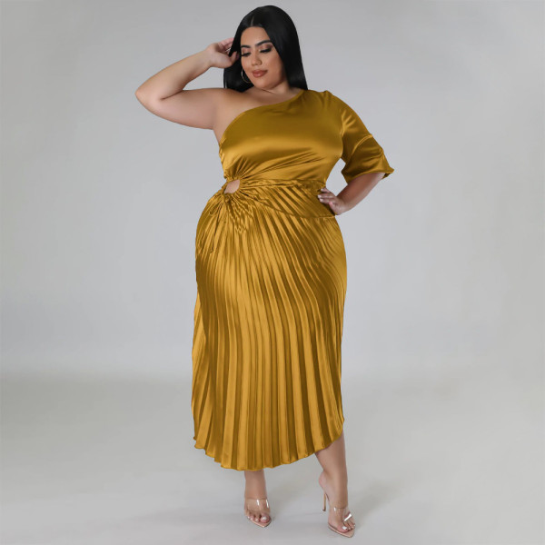 Fashionable and sexy diagonal shoulder drawstring pleated dress
