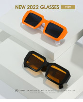 Plain sunglasses and sunglasses