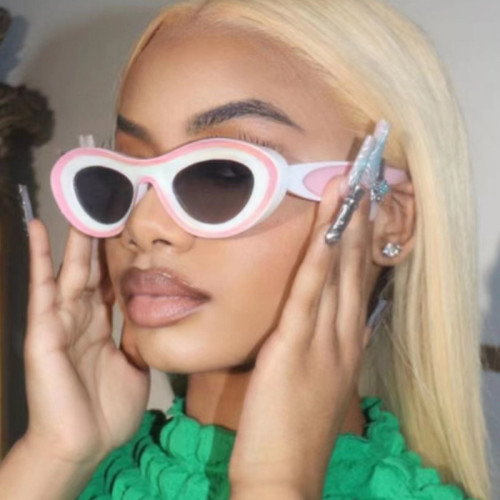 Traveling on the street to take cycling glasses