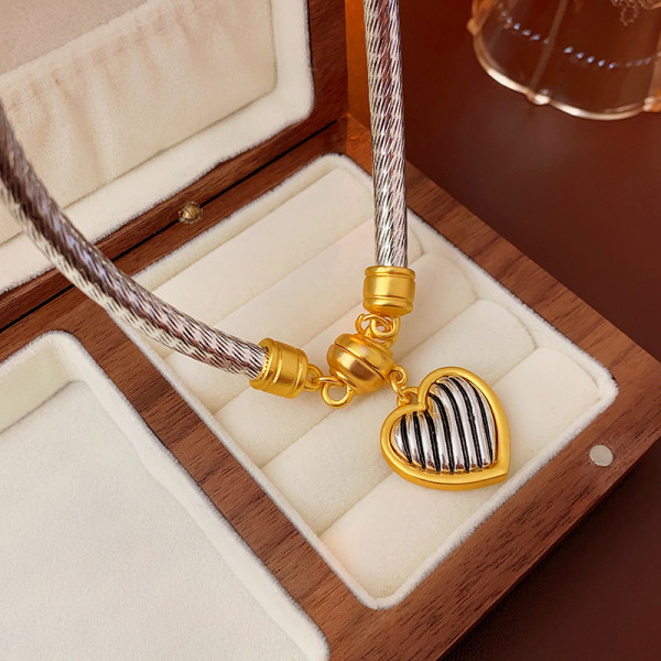 Love Magnet Metal Necklace Versatile Collar Chain