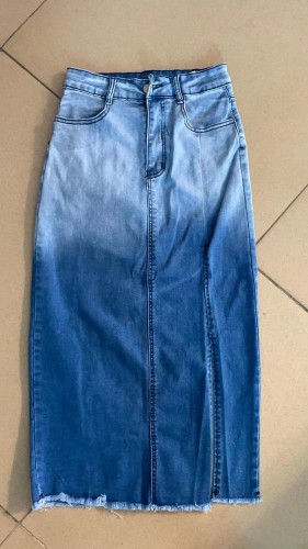 Elastic denim skirt with split gradient color