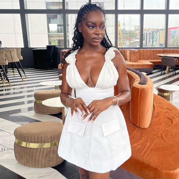 V-neck design, high waisted fake pocket, A-line suspender dress