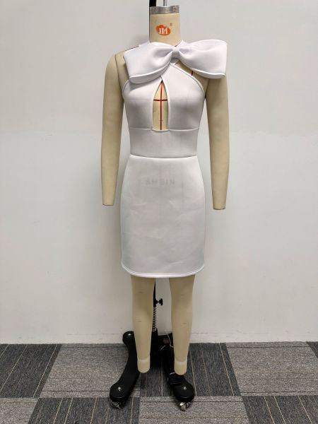 Sleeveless solid color short cut buttock wrapped hollow bow dress